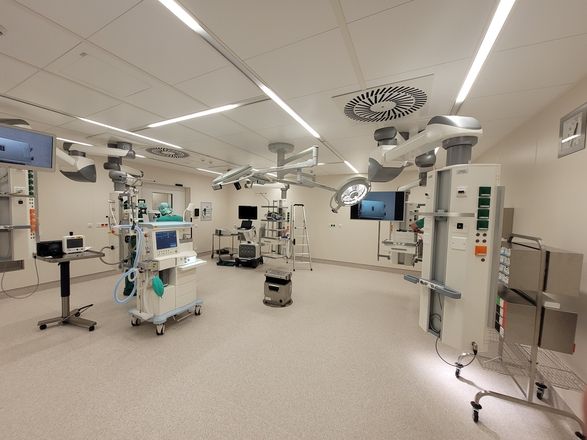 Moderner, leerer Operationssaal mit medizinischen Geräten